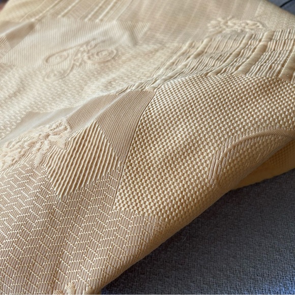 Beautiful Golden Yellow Oval Tablecloth - Picture 1 of 10